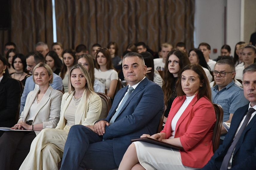 БАЊАЛУКА, 26. МАЈА /СРНА/ - Предсједник Владе Републике Српске Саво Минић на конференција младих у Бањалуци под називом "Идеје младих за будућност Српске".