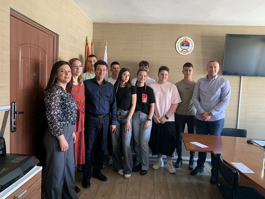 КОСTАЈНИЦА, 26. МАЈА /СРНА/ - Начелник општине Никола Јањетовић је данас уприличио пријем за најуспјешније ученике Основне школе /ОШ/ "Петар Мећава" поводом крсне славе Костајнице - Духова.