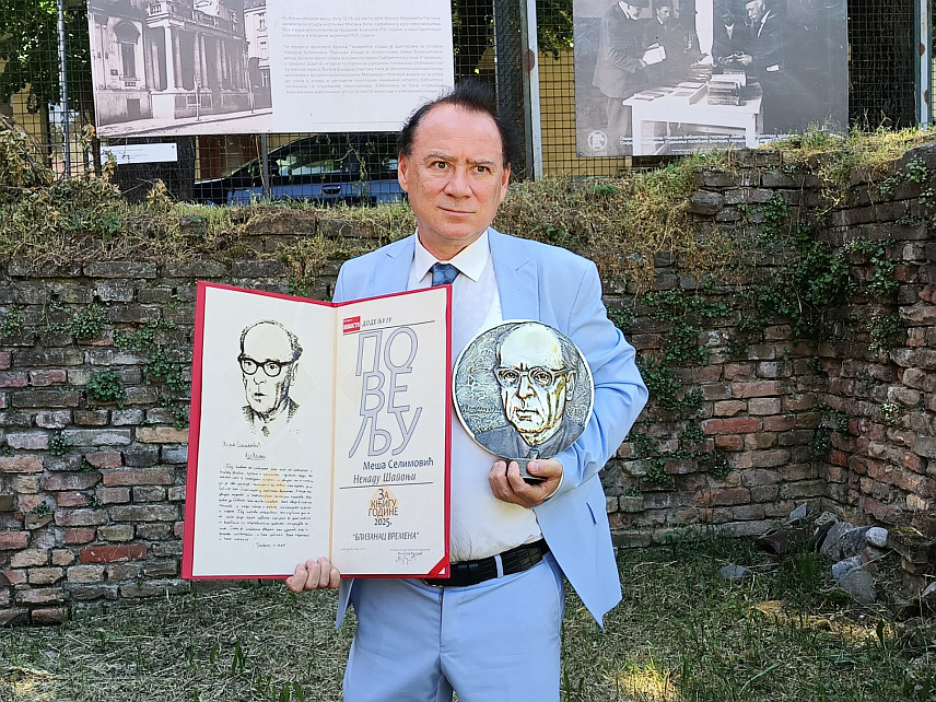 БЕОГРАД, 26. МАЈА /СРНА/ - Писцу Ненаду Шапоњи данас је у Београду за пјесничку књигу "Близанац времена", у издању "Прометеја", уручена престижна награда "Меша Селимовић" за најбољу књигу објављену у прошлој години.
