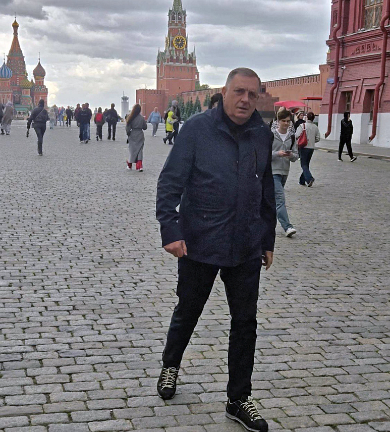 МОСКВА, 26. МАЈА /СРНА/ - Предсједник СНСД-а Милорад Додик, који је допутовао у Москву, саопштио је да делегацију Српске очекује важан састанак.