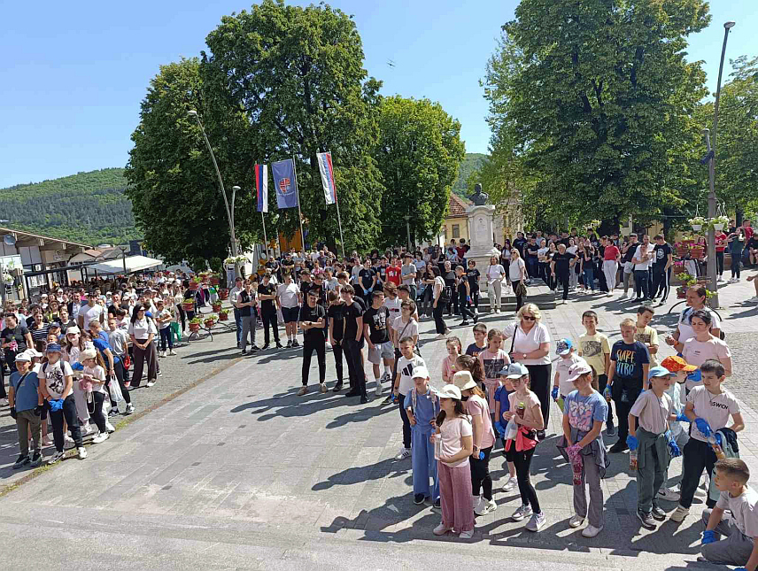 МРКОЊИЋ ГРАД, 26. МАЈА /СРНА/ - У Мркоњић Граду данас је организована акција прољећног уређење града коју је подржало 700 учесника.