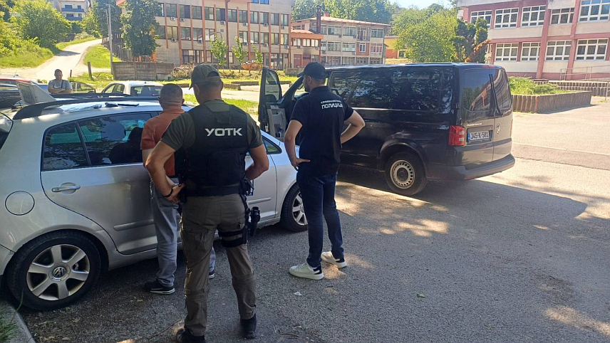БАЊАЛУКА, 27. МАЈА /СРНА/ - Припадници Управе за организовани и тешки криминалитет спроводе оперативну акцију "Циљ", усмјерену на злоупотребе око полагања возачких испита у оквиру које су у току претреси на 13 локација на подручју Приједора, Костајнице и Новог Града.