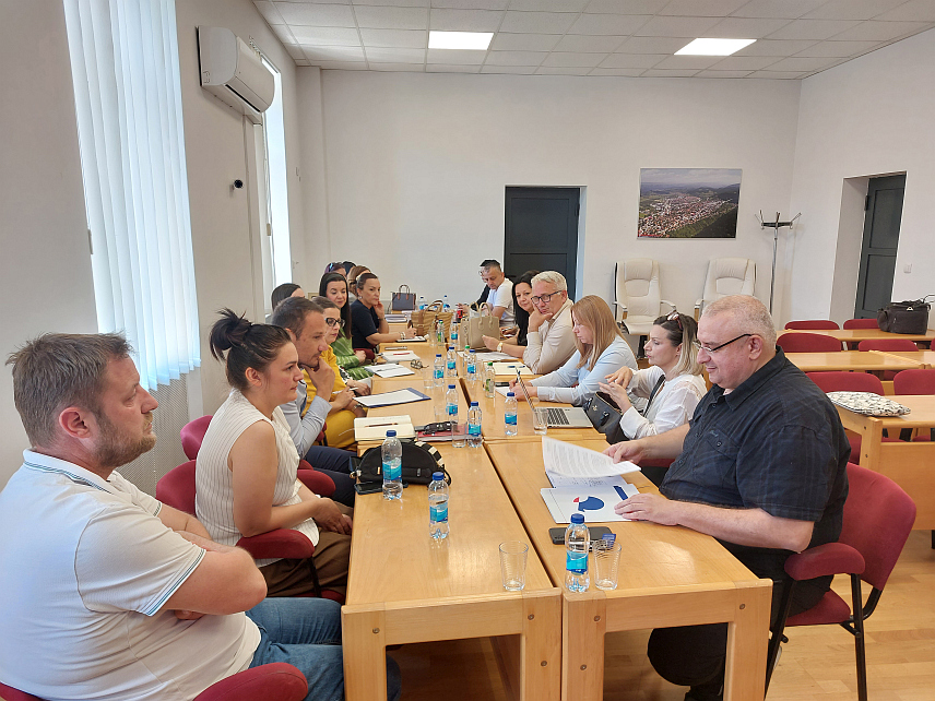 ВЛАСЕНИЦА, 26. МАЈА /СРНА/ – У Власеници је данас одржан први радни састанак радне групе за интеграцију туристичког производа регије Бирач, чиме су започете конкретне активности на повезивању локалних потенцијала у јединствен и препознатљив туристички производ седам општина ове регије.	
