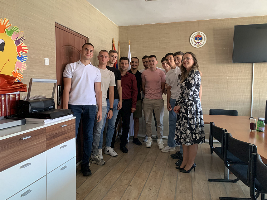 КОСTАЈНИЦА, 27. МАЈА /СРНА/ - Начелник општине Никола Јањетовић је данас уприличио пријем за најуспјешније ученике костајничког Средњошколског центра.