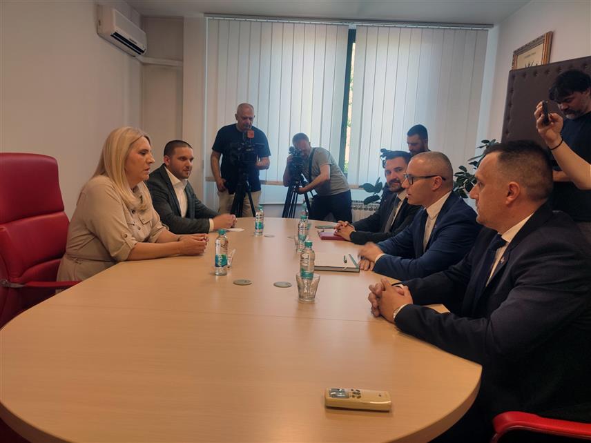 ПРЊАВОР, 27. МАЈА /СРНА/ - Састанак српског члана Предсједништва БиХ Жељке Цвијановић и министра за европске интеграције и међународну сарадњу Републике Српске Златана Клокића са руководством града Прњавор у Градској управи.
