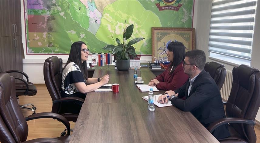 ДРВАР, 27. МАЈА /СРНА/ - Центар Владе Републике Српске за једнакост и равноправност полова активно ради на подршци женама у свим локалним заједницама, са посебним нагласком на општине у Федерацији БиХ /ФБиХ/ са већинским српским становништвом, изјавила је вршилац дужности директора Центра Маја Векић, која је данас у Дрвару разговарала са начелником ове локалне заједнице Душицом Рунић.