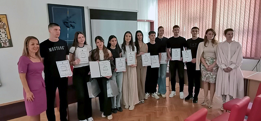 ДОБОЈ, 27. МАЈА /СРНА/ - Директор добојске Гимназије "Јован Дучић" Тијана Васиљевић Стокић организовала је данас пријем за гимназијалце који су током ове школске године остварили запажене резултате у наставним и ваннаставним активностима, како би им школа помогла и подржала њихове индивидуалне компетенције.