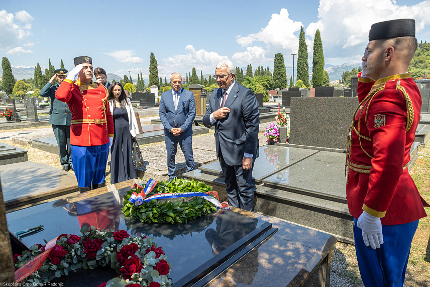 ПОДГОРИЦА, 27. МАЈА /СРНА/ - Предсједник Скупштине Црне Горе Андрија Мандић положио је данас вијенац на гроб новинара Душко Јовановић у Подгорици, поводом 22 године од његовог убиства, поручивши да држава мора да расвијетли овај случај и доврши борбу против организованог криминала.