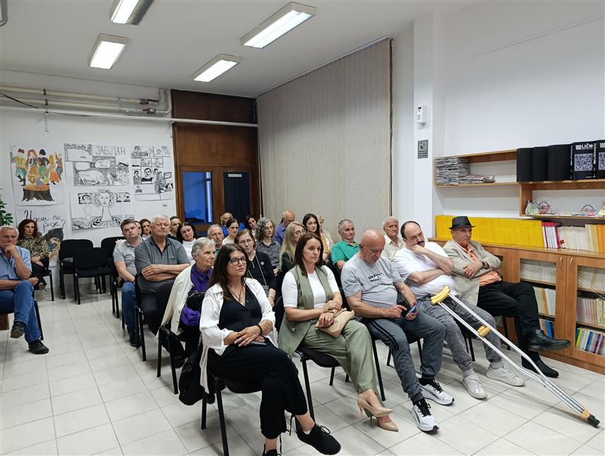 МРКОЊИЋ ГРАД, 27. МАЈА /СРНА/ - Писац Бојан Вегара вечерас је у Мркоњић Граду представио свој роман "Дјеца коју није волио свијет".
