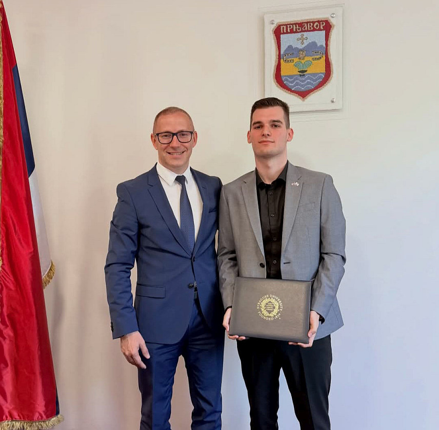 ПРЊАВОР, 28. МАЈА /СРНА/ - Млади Прњаворчанин Тео Миланковић боравио је у Њујорку као учесник програма Стејт департмента за балканске омладинске лидере, током којег је радио на развоју едукативне платформе "Учим.Онлајн" и представио свој пројекат представницима водећих америчких компанија. /Тео Миланковић са градоначелником Прњавора Дарком Томашем/
