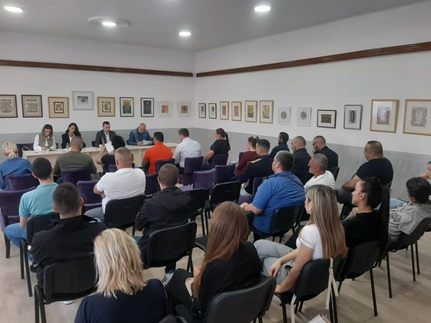 ФОЧА, 28. МАЈА /СРНА/ - У сусрет иницијативи премијера Републике Српске Сава Минића о запошљавању 500 дјеце погинулих бораца до краја ове године, градоначелник Фоче Милан Вукадиновић организовао је данас састанак са незапосленима из ове категорије да би заједно сагледали могућности запослења.