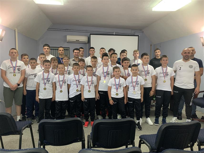 КОСTАЈНИЦА, 28. МАЈА /СРНА/ - Начелник општине Костајница Никола Јањетовић на пријему за пионире и пјетлиће Фудбалског клуба "Партизан", прваке приједорске регије.