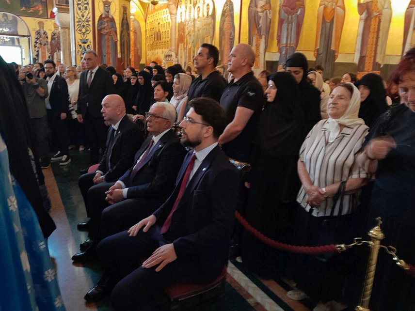 ПОДГОРИЦА, 28. МАЈА /СРНА/ - Предсједник Скупштине Црне Горе Андрија Мандић је данас присуствовао литургији у Храм Христовог Васкрсења, гдје је заједно са вјерницима дочекао патријарха Порфирија, саопштено је из кабинета предсједника Скупштине Црне Горе.