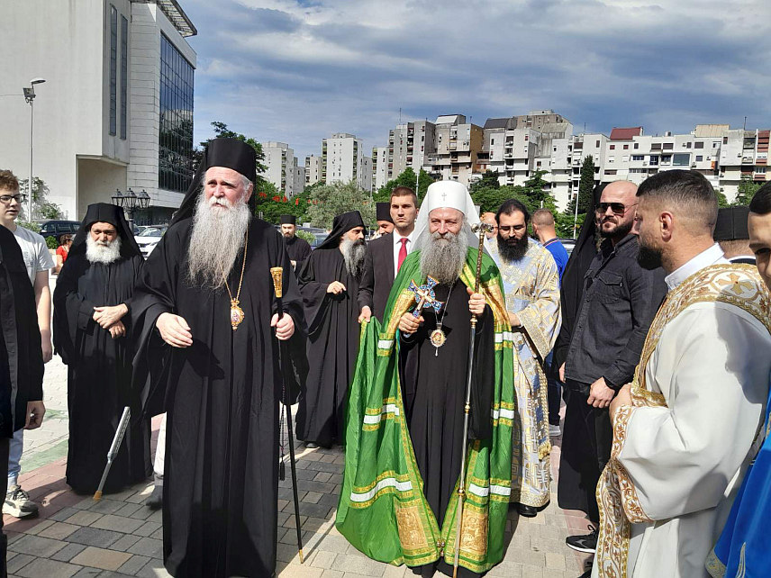 ПОДГОРИЦА, 28. МАЈА /СРНА/ - Велики број вјерног народа, свештенства и монаштва дочекао је јутрос Његову светост патријарха српског Порфирија испред Саборног храма Христовог Васкрсења у Подгорици, након чега је почела Света патријарашка литургија.