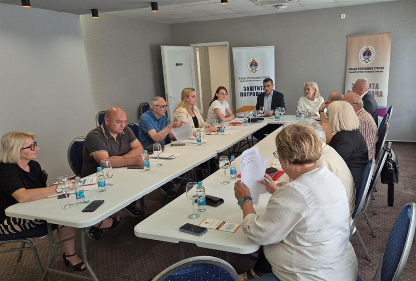 БАЊАЛУКА/ПЕТРОВО, 29. МАЈА /СРНА/ - Министарство трговине и туризма Републике Српске организовало је у Петрову дводневну конференцију "Од закона до праксе - заједнички кораци у заштити потрошача" с циљем унапређења система заштите потрошача и јачања сарадње институција и удружења која дјелују у овој области.
