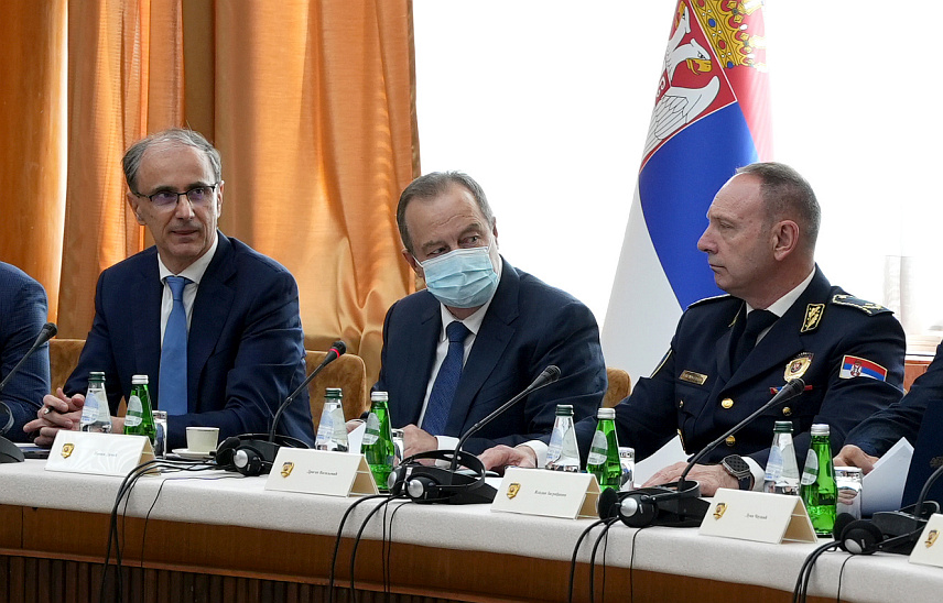 БЕОГРАД, 29. МАЈА /СРНА/ - Министар унутрашњих послова Србије Ивица Дачић и директор Полиције Драган Васиљевић одржали су данас састанак са премијером Мацутом на којем је размотрена актуелна безбједносна ситуација у земљи.