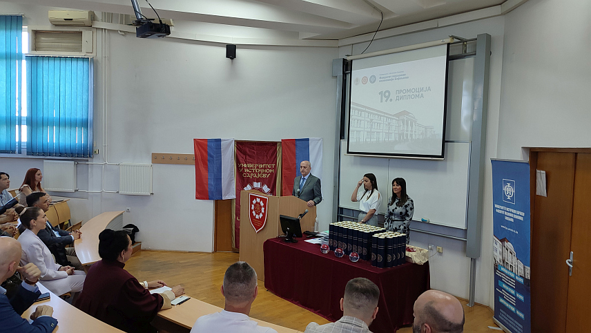 БИЈЕЉИНА, 29. МАЈА /СРНА/ - На Факултету пословне економије Бијељина Универзитета у Источном Сарајеву данас су уручене 54 дипломе, од чега 40 дипломираним економистима, те 14 диплома магистрима и мастерима економије.