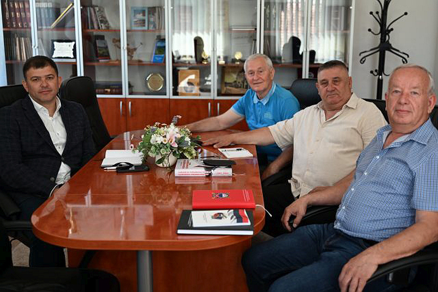 ТРНОВО, 29. МАЈА /СРНА/ - Начелник општине Трново Мирослав Бјелица данас је угостио руководство Организације старјешина Војске Републике Српске са којима је разговарао о будућим активностима локалне организације.