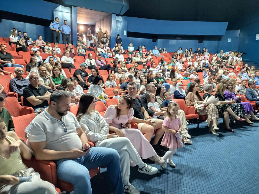 СРЕБРЕНИЦА, 29. МАЈА /СРНА/ - У Културном центру Сребреница данас је почела традиционална 21. културно-спортска и привредна манифестација "Дани Сребренице", представљањем достигнућа и завршном приредбом под називом "Лијепо нам је у вртићу било", коју су приредили предшколци из локалног вртића "Полетарац".