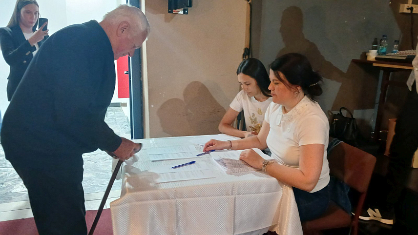 ИСТОЧНО НОВО САРАЈЕВО, 29. МАЈА /СРНА/ - У Источном Новом Сарајеву данас је потписано 113 уговора за додјелу средстава за спровођење мјера енергетске ефикасности у стамбеним објектима у власништву породица из борачке популације, за шта је из буџета општине издвојено 320.000 КМ.
