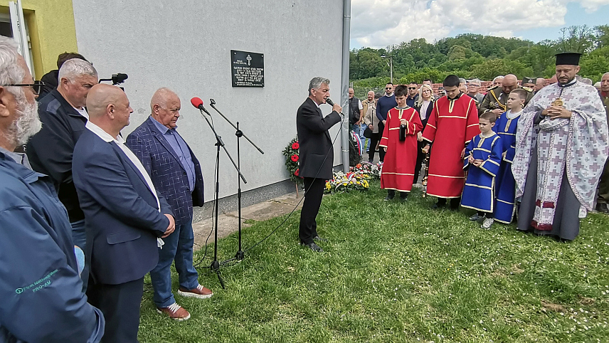 ДОБОЈ, 2. МАЈА /СРНА/ - Деблокадом Добоја 2. маја 1992. године сачуван је српски етнички корпус, створени су услови за пробој према Сави и одбрани истина од покушаја агресивног ревизионизма да жртва постане агресор, истакнуто је на обиљежавању Дана бранилаца Добоја.