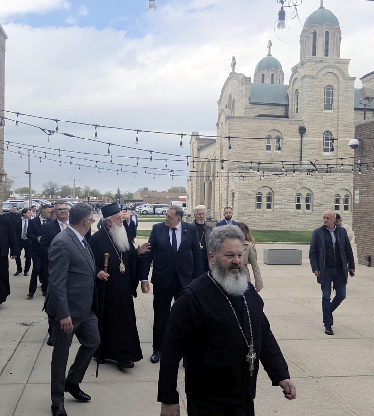 МИЛВОКИ, 2. МАЈА /СРНА/ - Предсједник Милорад Додик посјетио је данас Саборни храм и школу Светог Саве у Милвокију.