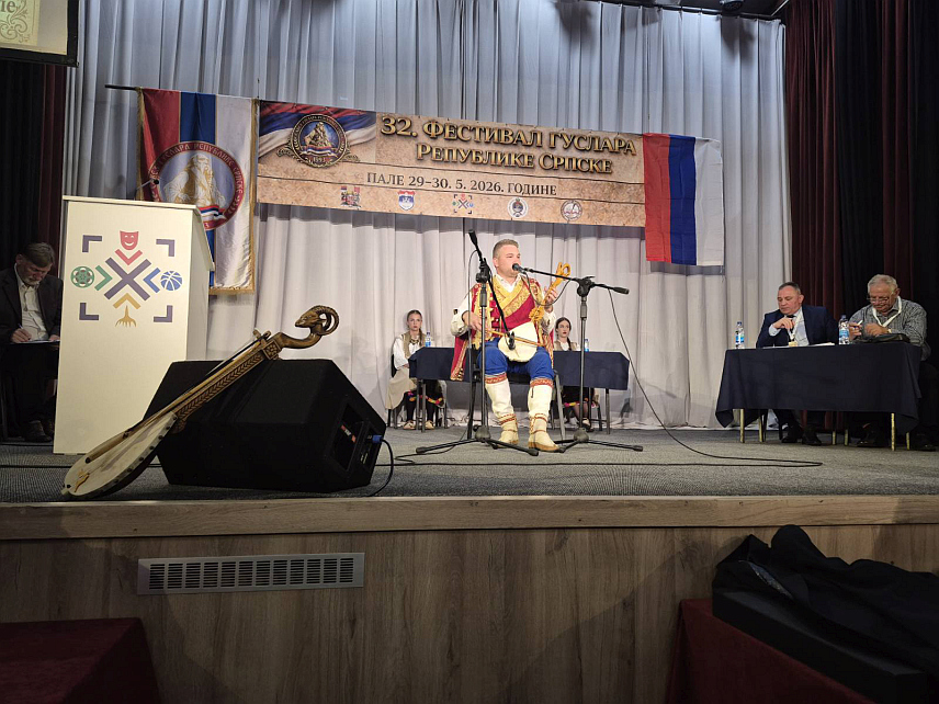 ПАЛЕ, 30. МАЈА /СРНА/ - На Палама се одржава Фестивал гуслара Републике Српске, једна од најзначајнијих манифестација посвећених очувању српске традиције и културне баштине, на којој се за титулу најбољег надмеће 20 гуслара.