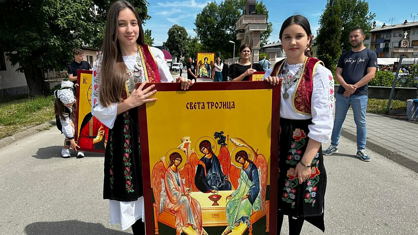 ТЕСЛИЋ, 31. МАЈА /СРНА/ - Спомен-храм Пресвете Тројице у Теслићу прославио је данас храмовну славу, а тим поводом је улицама града прошла литија са великим бројем вјерника.