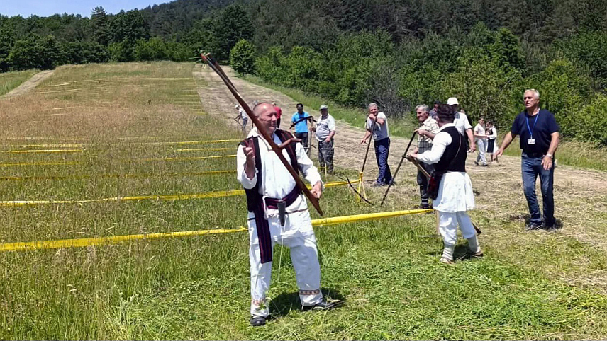 ПЕТРОВО, 31. МАЈА /СРНА/ - Милан Лазаревић из Какмужа код Петрова освојио је прво мјесто на првој "Oзренској косидби", коју је организовало Културно-умјетничко друштво /КУД/ "Какмуж" с циљем очувања традиције, старих заната и обичаја озренског краја.