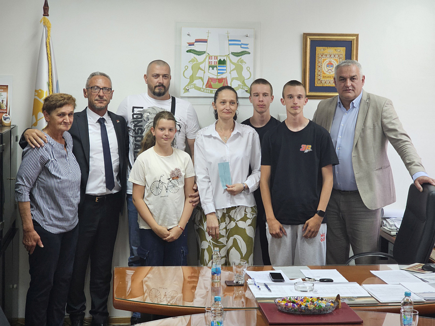 ХАН ПИЈЕСАК, 31. МАЈА /СРНА/ - Шесточланој породици погинулог борца Љубисава Глигорића вечерас су на Хан Пијеску уручени кључеви стана чиме је у овој локалној заједници окончан процес стамбеног збрињавања породица погинулих бораца и ратних војних инвалида од прве до четврте категорије. Кључеве су уручили министар рада и борачко-инвалидске заштите Републике Српске Радан Остојић и начелник општине Хан Пијесак Слободан Ђурић.