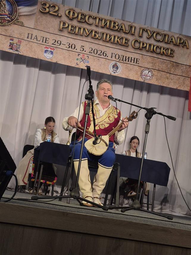 ПАЛЕ, 31. МАЈА /СРНА/ - Члан Гусларског друштва "Невесињска пушка" из Невесиња Милош Паровић освојио је прво мјесто у појединачној конкуренцији на Фестивалу гуслара Републике Српске на Палама.