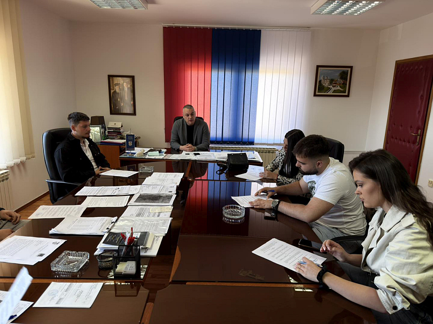 ИСТОЧНИ СТАРИ ГРАД, 4. МАЈА /СРНА/ - Општинска управа Источни Стари Град уприличила је данас потписивање уговора о стипендирању са 10 студената из ове локалне заједнице, који ће током шест мјесеци примати по 200 КМ.