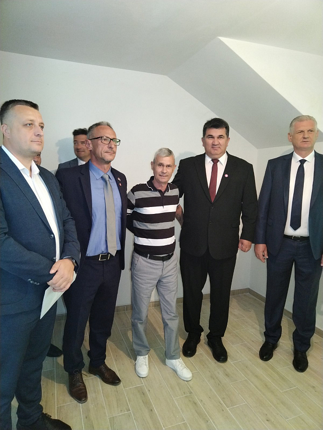 ЛОПАРЕ, 5. МАЈА /СРНА/ - Министар рада и борачко-инвалидске заштите Републике Српске Радан Остојић и начелник општине Лопаре Радо Савић уручили су данас кључеве за три породице, чиме је завршен процес стамбеног збрињавања борачких категорија у овој локалној заједници.