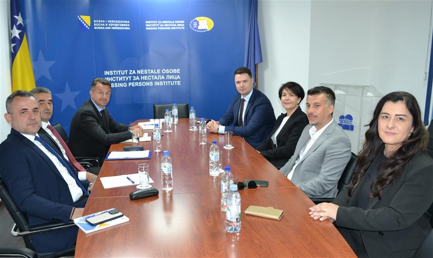 САРАЈЕВО, 5. МАЈА /СРНА/ - Нови сазив Колегијума директора Института за нестала лица наставља хуману мисију чији је циљ проналазак свих несталих лица у БиХ, поручио је данас током конститутивне сједнице нови члан Колегијума директора Никола Перишић.
