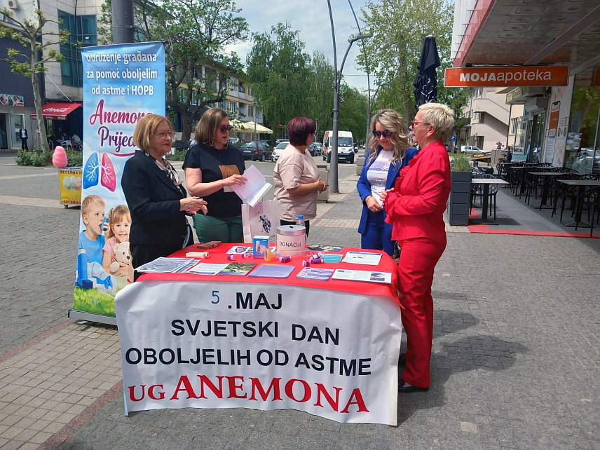 ПРИЈЕДОР, 5. МАЈА /СРНА/ - Удружење за помоћ обољелим од астме "Анемона" Приједор организовало је данас инфо-штанд и дијелило промотивни материјал у центру града поводом Свјетског дана астме који се обиљежава првог уторка у мају.