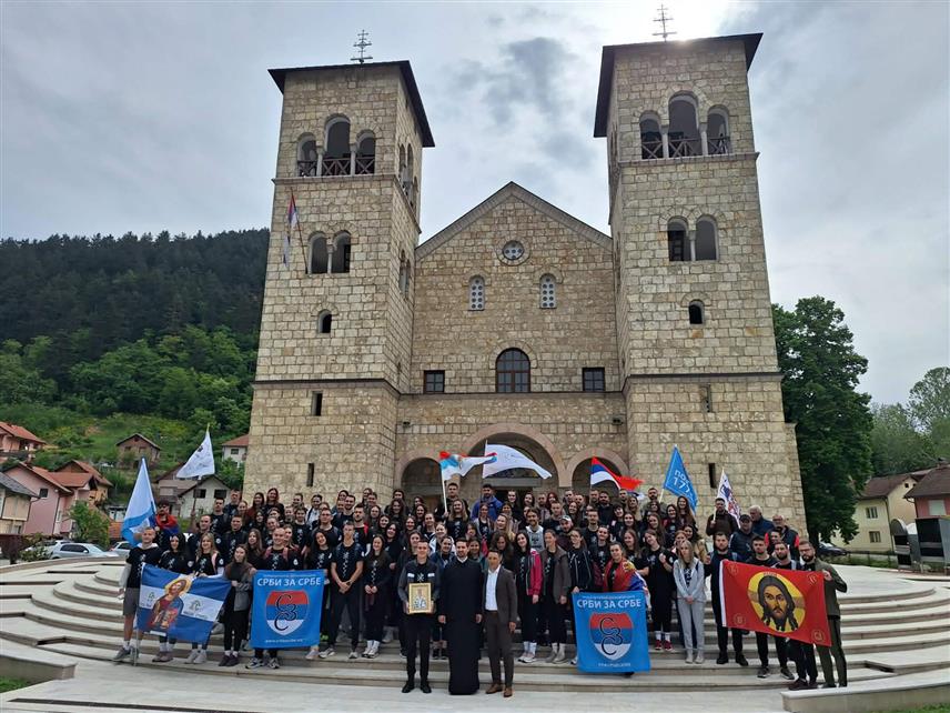 ФОЧА, 8. МАЈА /СРНА/ - Након јутрења у Храму Светог Саве из Фоче је на молитвени пут у манастир Острог пјешице кренуло 100 студената Медицинског и Богословског факултета Универзитета у Источном Сарајеву.