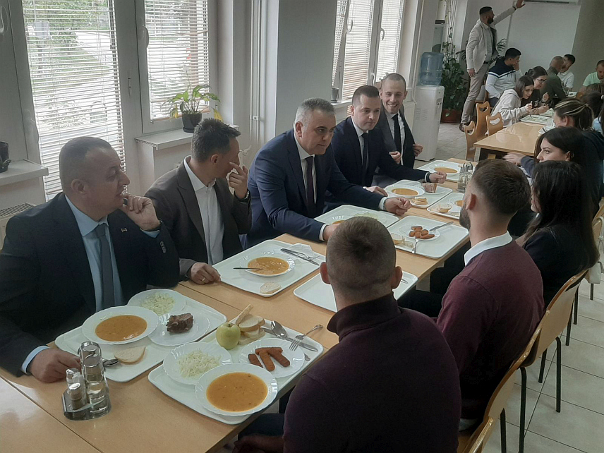 ФОЧА, 8. МАЈА /СРНА/- Предсједник Владе Републике Српске Саво Минић посјетио је данас Студентски центар "Бориша Старовић" у Фочи гдје је са студентима ручао у студентском ресторану.