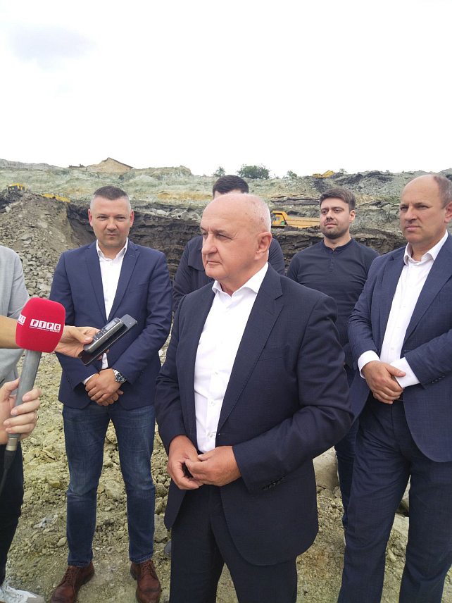 УГЉЕВИК, 8. МАЈА /СРНА/ - Министар енергетике и рударства Републике Српске Петар Ђокић у обраћању новинарима током посјете Руднику и термоелектрани /РиТЕ/ "Угљевик".
