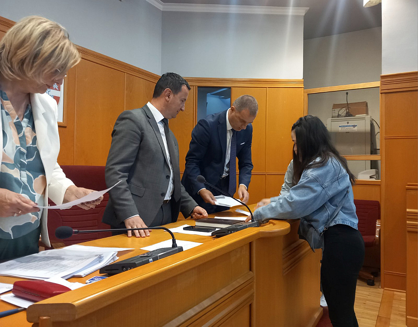 TРЕБИЊЕ, 8. МАЈА /СРНА/ - Градоначелник Tребиња Мирко Ћурић потписао је данас уговоре о стипендирању са 35 студената који су уписали факултете у Tребињу, као и са четири студента који су били ђаци генерације, за шта је из буџета издвојено 60.000 КМ.