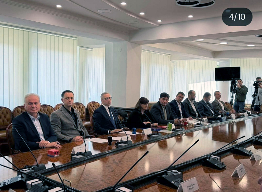 ПРЊАВОР, 8. МАЈА /СРНА/ - Прњавору је одобрено 90.000 КМ за санацију Улице Рајка Малешевића у оквиру пројеката обнове и изградње комуналне и социјалне инфраструктуре у локалним заједницама гдје живе расељена лица и повратници, изјавио је Срни градоначелник Прњавора Дарко Томаш.	
