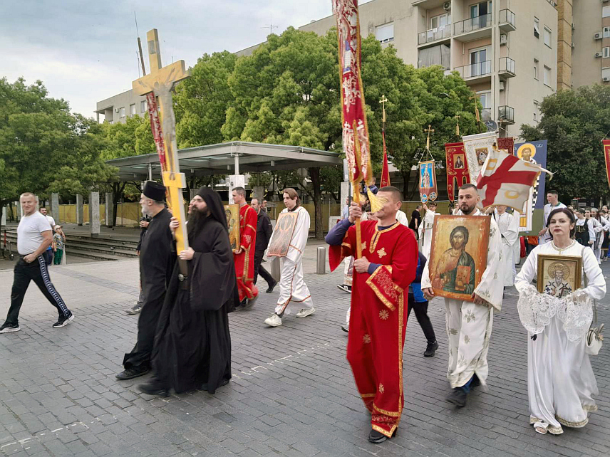 ПОДГОРИЦА, 8. МАЈА /СРНА/ - Улицама Подгорице данас је поводом славе града - Марковдана прошла свечана литија са моштима Светог Симеона Дајбабског коју је предводио Његово високопреосвештенство митрополит црногорско-приморски Јоаникије.