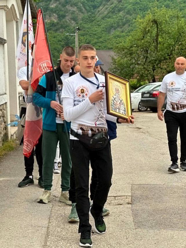 ВИШЕГРАД, 8. МАЈА /СРНА/ - Из порте храма Рођења Пресвете Богородице у Вишеграду јутрос је ка манастиру Острог пјешице кренуло 20 ходочасника који би у острошку светињу требли да стигу уочи празника Светог Василија Острошког.