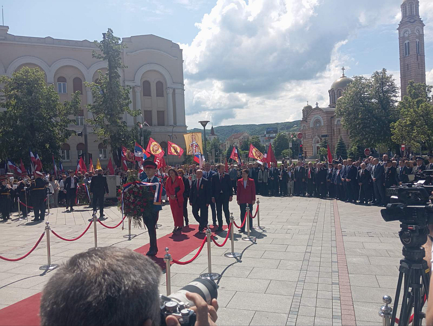 БАЊАЛУКА, 9. МАЈА /СРНА/ - На Тргу палих бораца у Бањалуци данас су поводом 9. маја – Дана побједе над фашизмом положени вијенци и цвијеће код споменика жртвама фашизма.