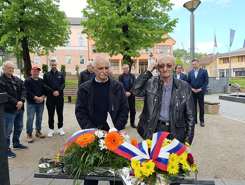 МРКОЊИЋ ГРАД, 9. МАЈА /СРНА/ - У Мркоњић Граду данас је одавањем поште и полагањем цвијећа код бисте народног хероја Павла Џевера и скојевке Миље Ђукановић у градском парку, као и код споменика народном хероју Сими Шолаји у мјесту Превиле обиљежен Дан побједе над фашизмом.