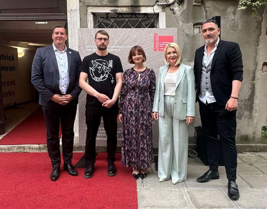 ПРИЈЕДОР, 9. МАЈА /СРНА/ - Свечаним отварањем изложбе "Домус дијаспорика" приједорског умјетника Младена Бундала БиХ се представила на 61. Венецијанском бијеналу, једном од најзначајнијих свјетских догађаја из области визуелне умјетности.