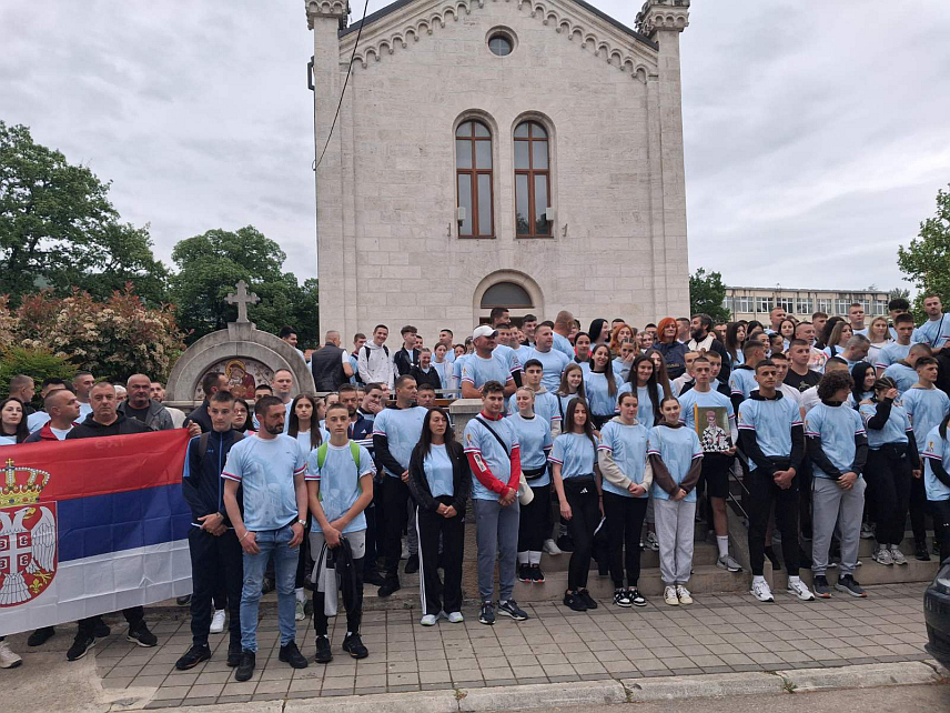 БИЛЕЋА, 9. МАЈА /СРНА/ - Више од 300 ходочасника кренуло је јутрос из Билеће ка манастиру Острог на поклоњење моштима Светог Василија Острошког и Тврдошког Чудотворца, поводом празника посвећеног овом великом светитељу.