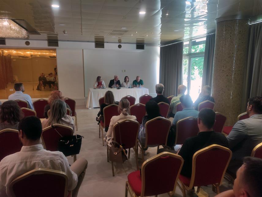 БАЊАЛУКА, 10. ЈУНА /СРНА/ - На састанку представника Министарства трговине и туризма Републике Српске и овдашњих лиценцираних туристичких агенција оцијењено је да за додатни напредак и развој туризма треба што јаче увезати туристичке организације и радити на сузбијању црног тржишта.