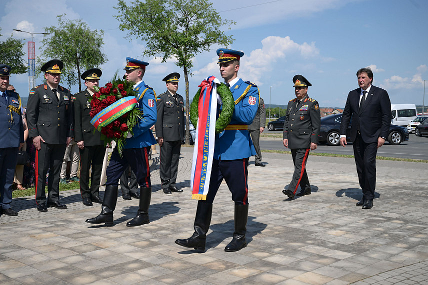 БЕОГРАД, 10. ЈУНА /СРНА/ - Министри одбране Србије и Азербејџана Братислав Гашић и Закир Хасанов положили су данас вијенце на Споменик палим припадницима војске, полиције и резервног састава од 1991. до 1999. године у оквиру Спомен комплекса Слободиште у Крушевцу.