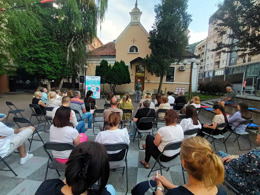 ЗВОРНИК, 10. ЈУНА /СРНА/ - Представом "Чу, ја љубоморан", у извођењу глумца Александра Димитријевића из Београда, у Зворнику је вечерас почео девети Међународни фестивал хумора и сатире "Крива Дрина".