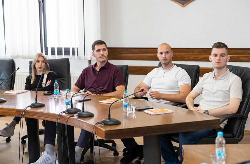 ПРЊАВОР, 16. ЈУНА /СРНА/ – Омладинска банка Прњавор представила је данас јавни позив за додјелу бесповратних средстава за покретање и развој два микробизниса, за које ће бити обезбијеђено по 6.000 КМ.
